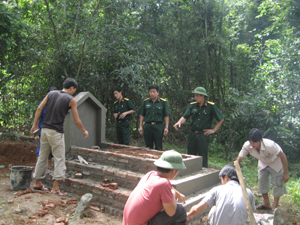 Từ nguồn quỹ Đền ơn – đáp nghĩa, Bộ CHQS tỉnh đã xây mới mộ mẹ VNAH Bùi Thị Thịnh ở xã Phong Phú (Tân Lạc).